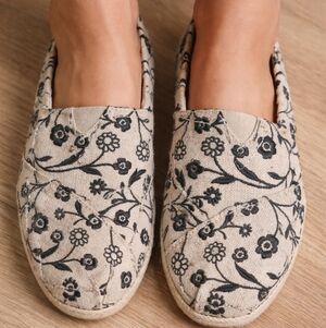 Toms Womens Canvas Loafers Tan Black Flowers sz 8 Shoes Slip On Flats